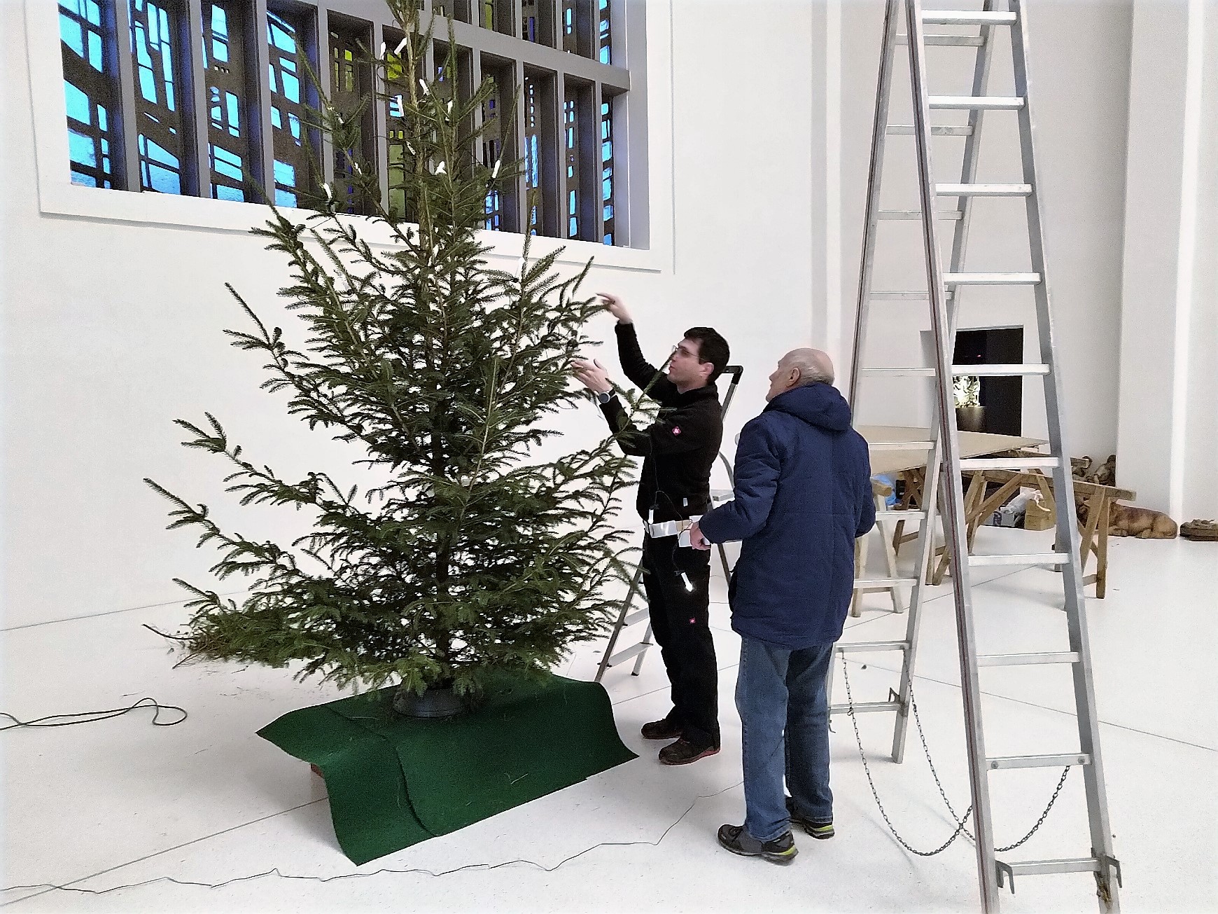 Weihnachtsvorbereitung in St. Anton  - Christbaum und Krippe