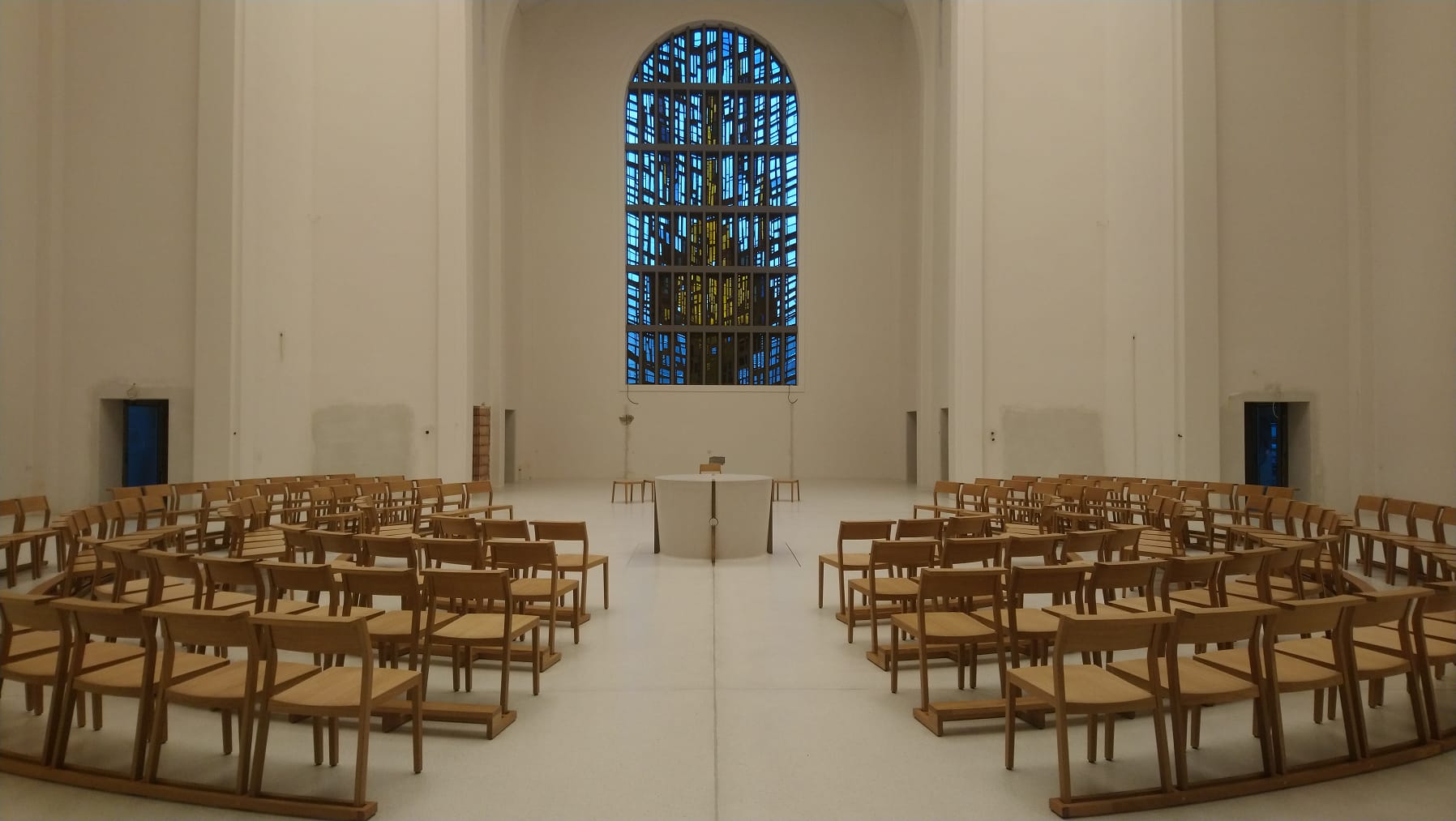 Neuer Kirchenraum raum mit Stühlen