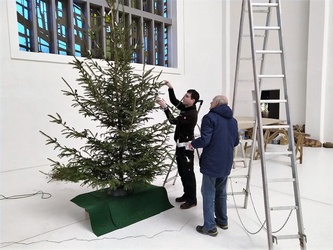 Weihnachtsvorbereitung in St. Anton  - Christbaum und Krippe