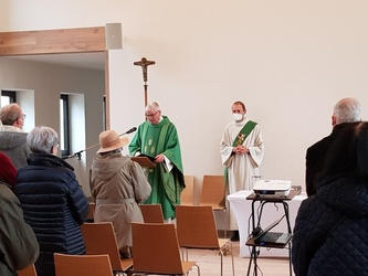 erster Gottesdienst im neuen Pfarrsaal