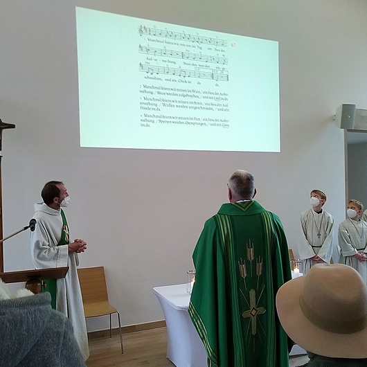erster Gottesdienst im neuen Pfarrsaal