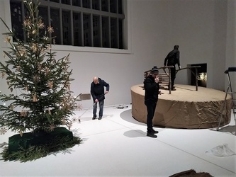 Weihnachtsvorbereitung in St. Anton  - Christbaum und Krippe