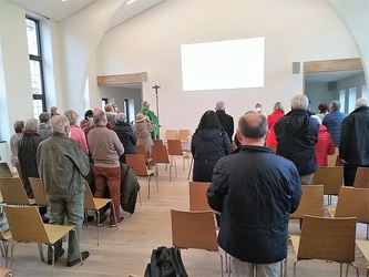erster Gottesdienst im neuen Pfarrsaal