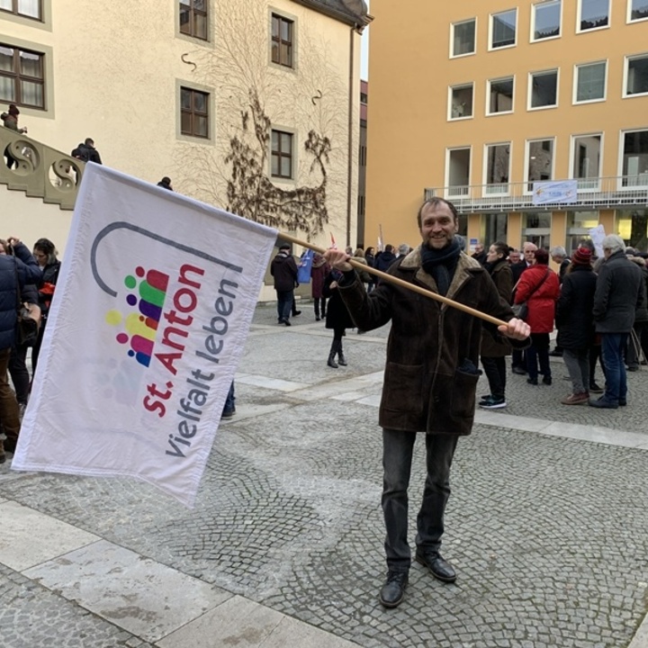 Neue Fahne "Vielfalt Leben" St. Anton