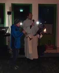 Marius Rabsch und Dikaon Werb beim Hirtenfeuer Marius Rabsch und Dikaon Werb beim Hirtenfeuer