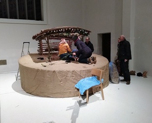 Weihnachtsvorbereitung in St. Anton  - Christbaum und Krippe