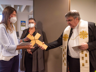 Der Vorsitzende des Diözesan-Caritasverbands, Domkapitular Clemens Bieber, übergab dem Team der Frühförderstelle Schweinfurt ein schlichtes Holzkreuz als sichtbares Zeichen der Nächstenliebe, die in der Arbeit spürbar sein soll. Einrichtungsleiterin Margit Jäcklein (Mitte) dankte allen Beteiligten für die gute Zusammenarbeit.