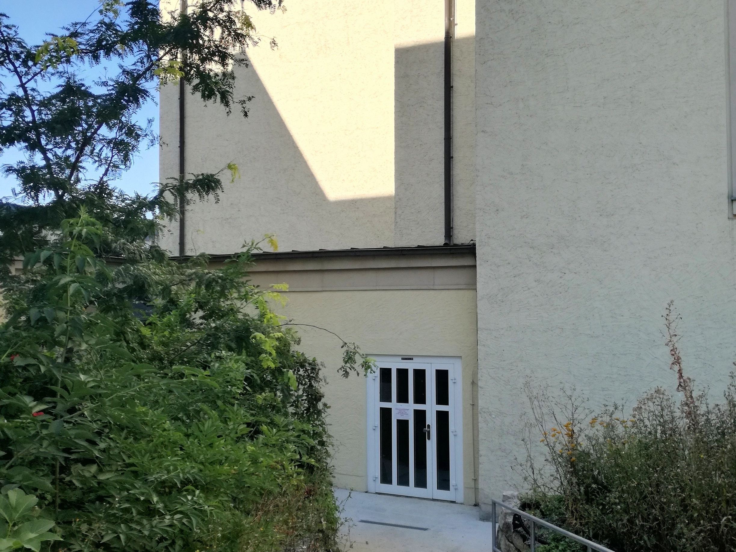 Eingang zur Kirche während den Bauarbeiten