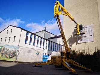 Anbringen des Wegweisers zu casaVielfalt St. Anton am Turm 