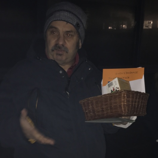 Martin mit Geschenkkörbchen Martin mit Geschenkkörbchen