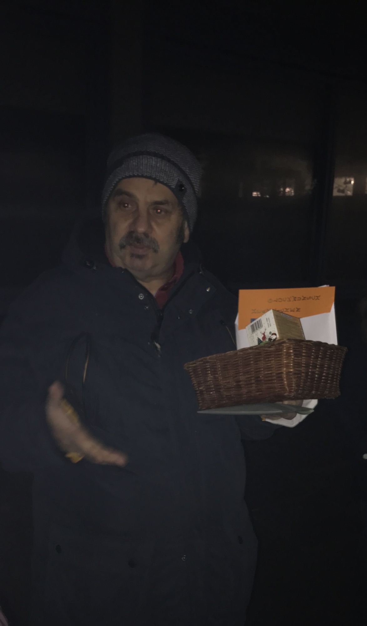 Martin mit Geschenkkörbchen Martin mit Geschenkkörbchen