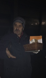 Martin mit Geschenkkörbchen Martin mit Geschenkkörbchen