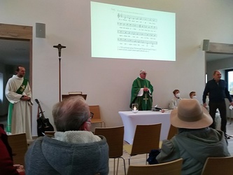 erster Gottesdienst im neuen Pfarrsaal