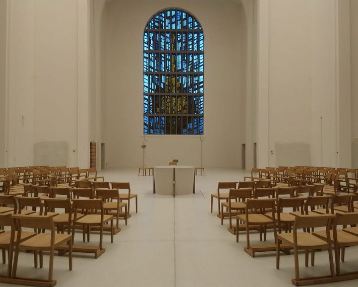 Neuer Kirchenraum raum mit Stühlen