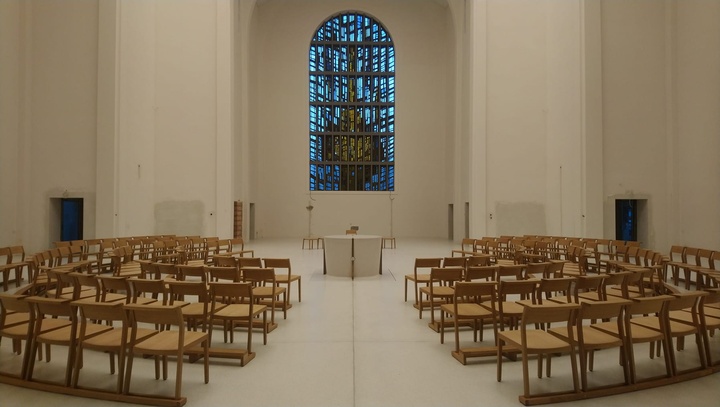 Neuer Kirchenraum raum mit Stühlen