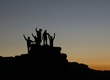 Junge Menschen im Abendlicht auf einem Berg