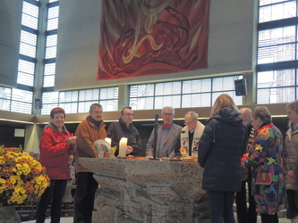 Bild: Fröhliche Rund am Alter