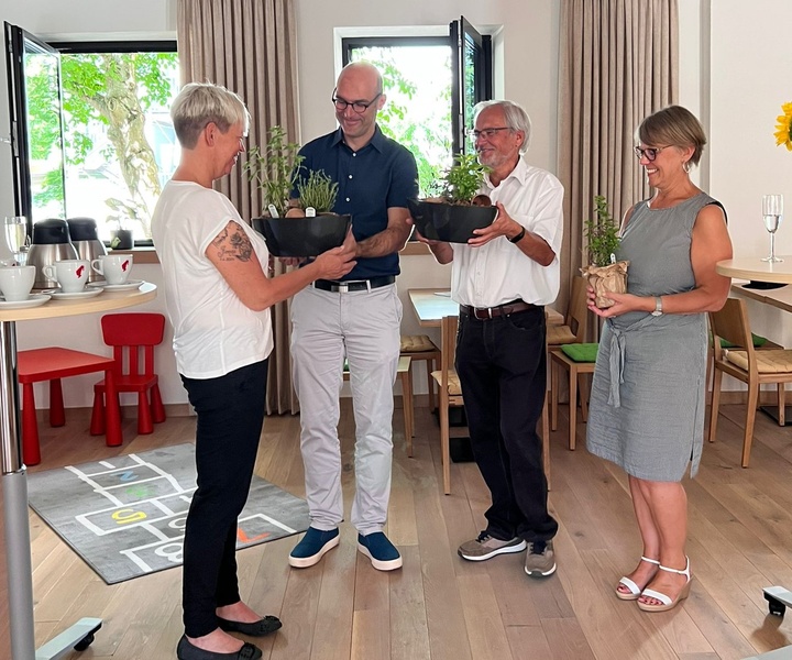 Foto v.l.nr.: Caféleitung Johanna Koch, Geschäftsführer Frank Kupfer-Mauder, 1. Vorsitzender Kilian  Hartmann, Abteilungsleiterin SpDi Doris Weißenseel 