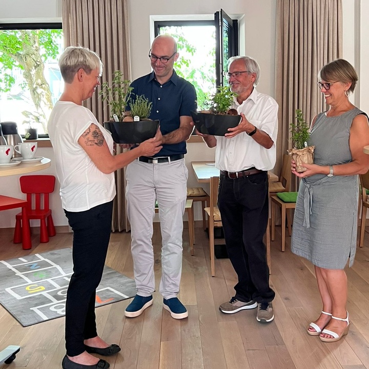 Foto v.l.nr.: Caféleitung Johanna Koch, Geschäftsführer Frank Kupfer-Mauder, 1. Vorsitzender Kilian  Hartmann, Abteilungsleiterin SpDi Doris Weißenseel 