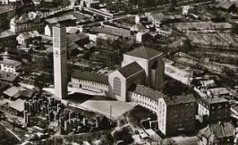 Blick auf Kirche und Umgebung nach Errichtung des Turms 1956 (wahrscheinlich)