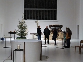 Weihnachtsvorbereitung in St. Anton  - Christbaum und Krippe