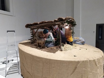 Weihnachtsvorbereitung in St. Anton  - Christbaum und Krippe