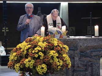 Bild: Dieter Rückert und Roland Breitenbach am Altar