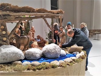 Weihnachtsvorbereitung in St. Anton  - Christbaum und Krippe